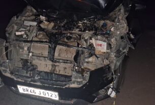 गिरिडीह. गिरिडीह - धनबाद मुख्य मार्ग पर मुफ्फसिल थाना क्षेत्र के गंगापूर के पास बीती रात करीब डेढ़ बजे चकाई के पूर्व विधानसभा प्रत्याशी सह चन्दन सिंह फाउंडेशन के मालिक चकाई निवासी चन्दन सिंह की इनोवा कार धनबाद से बारात लौटने के दौरान आज गंगापुर के पास एक छड़ लदी ट्रक से टकरा गयी. इस घटना में कार में सवार हर्ष सिंह, अभय पासवान सहित अन्य युवक कार के एयर बैग खुलने से बाल -बाल बचे, जबकि चकाई के तिनघरा निवासी विश्वनाथ पाण्डेय को हल्की चोट चोट आई है. घटना के बाद गाडी के आगे का हिस्सा पूरी तरह से क्षतिग्रस्त हो गया. इधर घटना की जानकारी मिलने के बाद मुफ्फसिल थाना पुलिस मौक़े पर पहुंची ओर घटना की जानकारी लेने के बाद आगे की कार्रवाई में जुट गयी है.