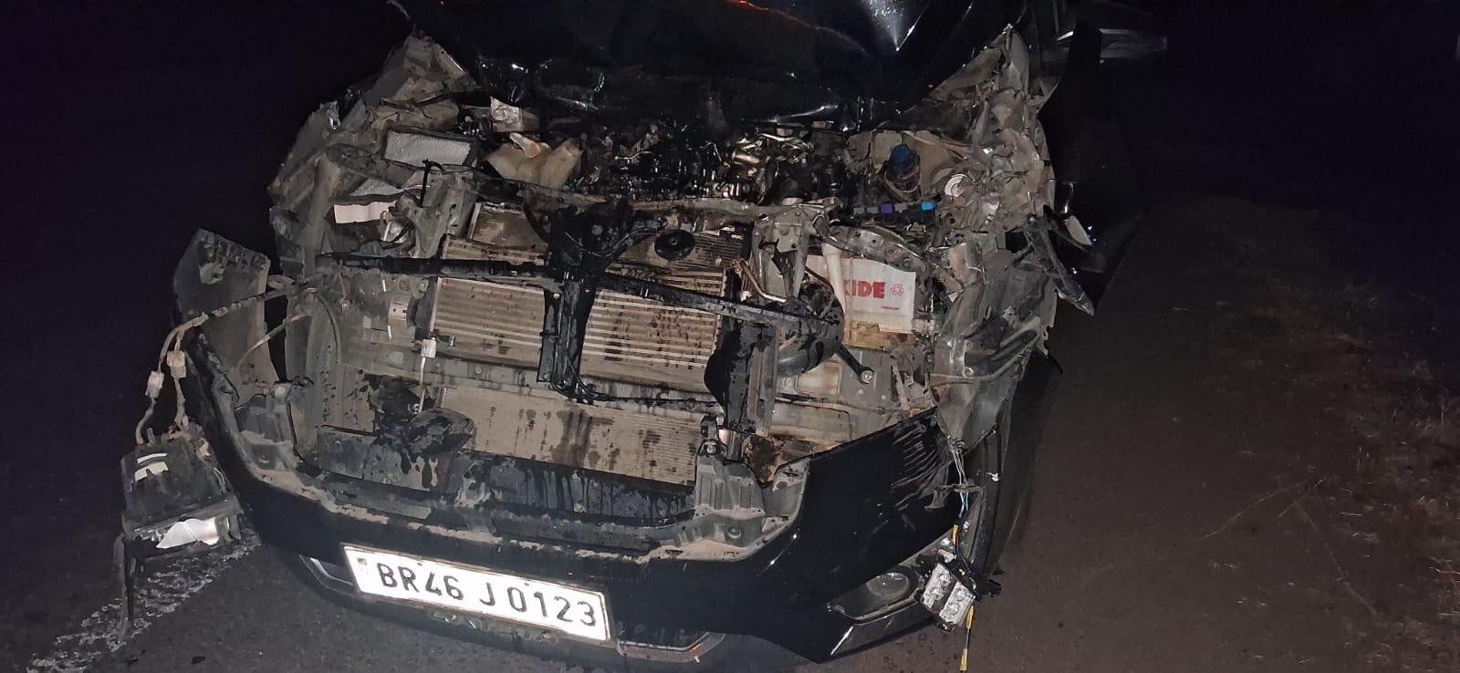 गिरिडीह. गिरिडीह - धनबाद मुख्य मार्ग पर मुफ्फसिल थाना क्षेत्र के गंगापूर के पास बीती रात करीब डेढ़ बजे चकाई के पूर्व विधानसभा प्रत्याशी सह चन्दन सिंह फाउंडेशन के मालिक चकाई निवासी चन्दन सिंह की इनोवा कार धनबाद से बारात लौटने के दौरान आज गंगापुर के पास एक छड़ लदी ट्रक से टकरा गयी. इस घटना में कार में सवार हर्ष सिंह, अभय पासवान सहित अन्य युवक कार के एयर बैग खुलने से बाल -बाल बचे, जबकि चकाई के तिनघरा निवासी विश्वनाथ पाण्डेय को हल्की चोट चोट आई है. घटना के बाद गाडी के आगे का हिस्सा पूरी तरह से क्षतिग्रस्त हो गया. इधर घटना की जानकारी मिलने के बाद मुफ्फसिल थाना पुलिस मौक़े पर पहुंची ओर घटना की जानकारी लेने के बाद आगे की कार्रवाई में जुट गयी है.